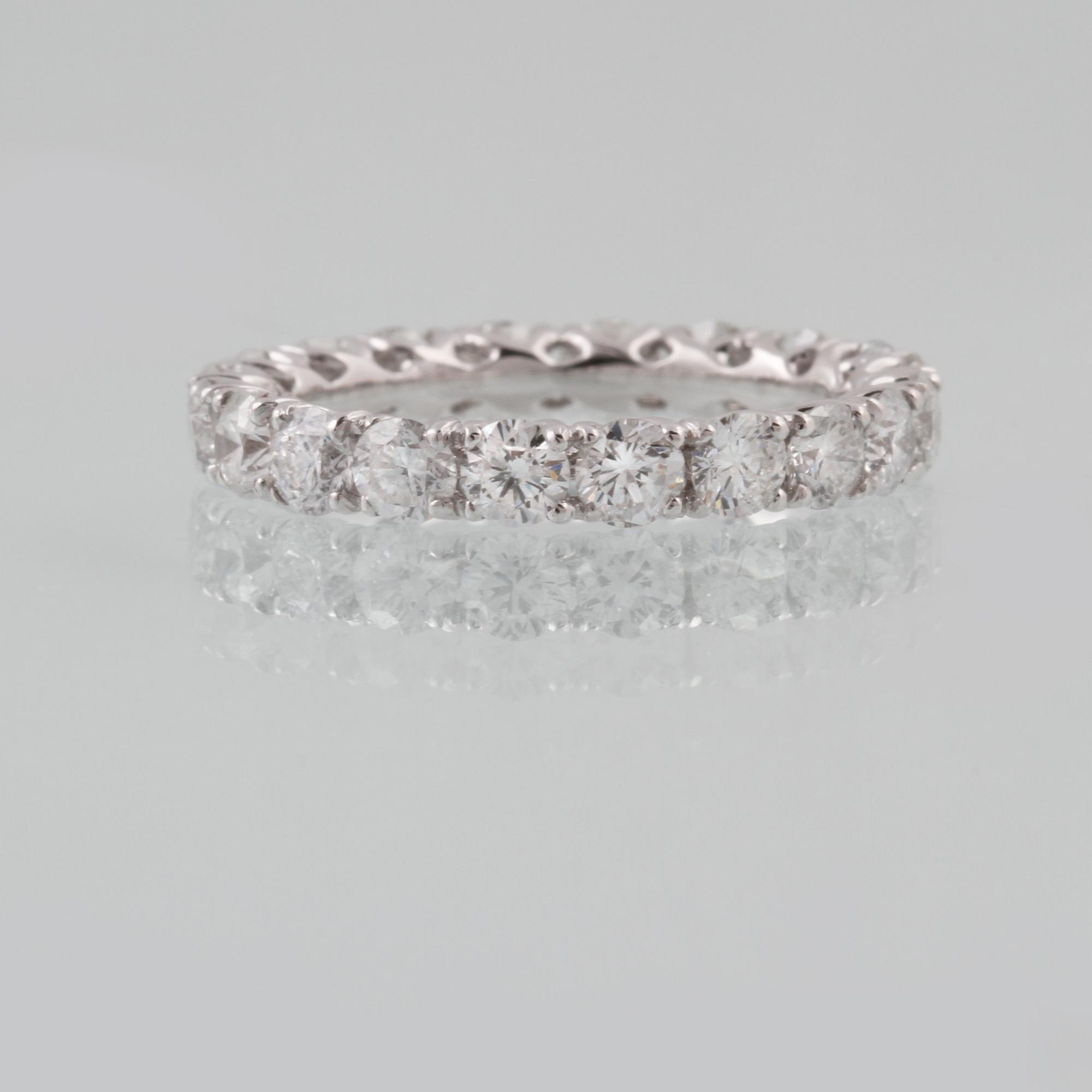 RING, 18K vitguld med 20 briljantslipade diamanter 2.64 ct. Vikt 2,2 gram.