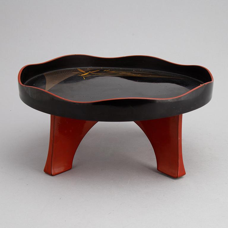 Brickor, två stycken, lackarbeten, Japan, 1900-talets första hälft.