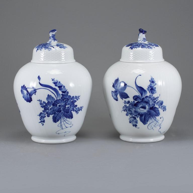 LOCKURNOR, ett par, porslin, "Blå blomst", Royal Copenhagen, 1900-talets andra hälft.