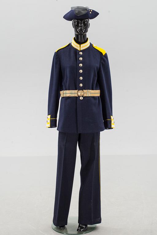 UNIFORM med TILLBEHÖR, 7 delar, m/ä 1865. 1900-talets första hälft.