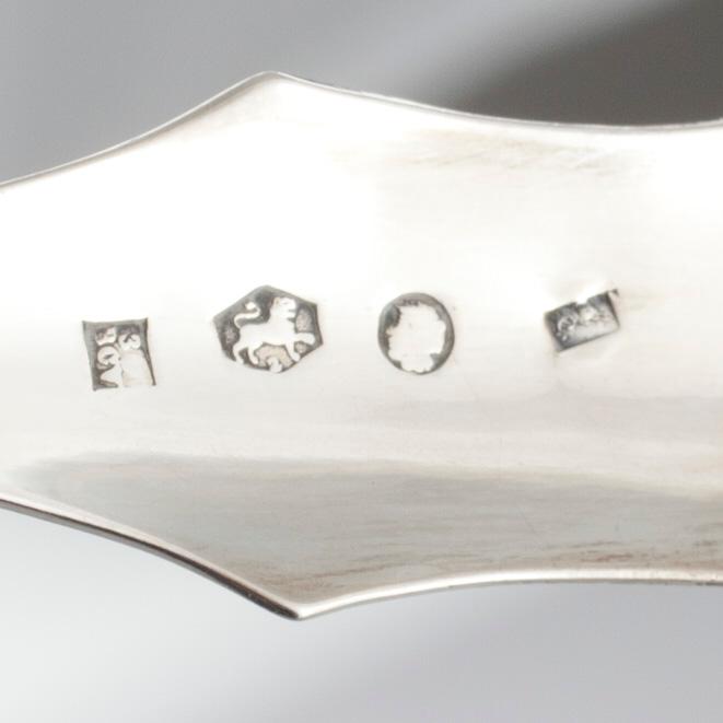 SOCKERTÅNG, silver, H. Kaksonen, Helsingfors 1926 och STRÖSKED, silver. Tot. vikt 80 g.