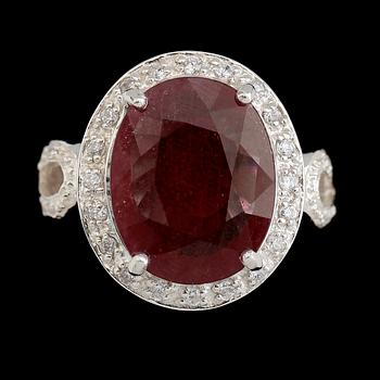RING, vitguldspläterat sterlingsilver, rosa safir ca 12.00 ct, vita safirer tot ca 0.54 ct.