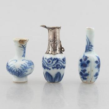 A group of six Chinese blue and white porcelain miniatures and a caddy with cover, Qing dynasty, partly Kangxi.