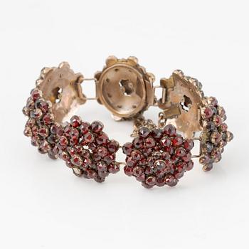 Garnityr med granater, armband, armring, broscher 2 st.