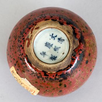 PARTI, sex delar, porslin. Qingdynastin och en senare vas med Kangxis märke.