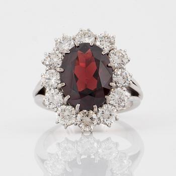 Sormus, 18K kultaa, granaatti noin 5.14 ct ja timantteja noin 2.40 ct yht.