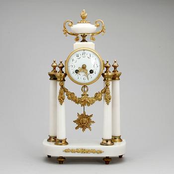 BORDSPENDYL, Louis XVI-stil, 1900-talets första hälft.