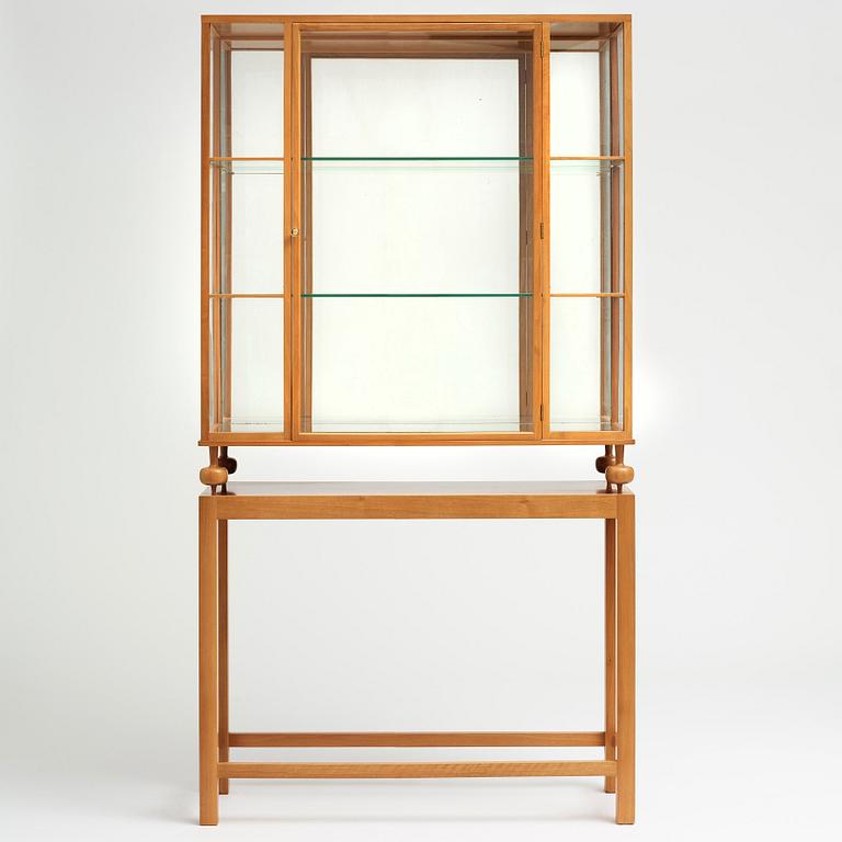 Josef Frank, a mahogany showcase cabinet, Svenskt Tenn, model nr 2077.