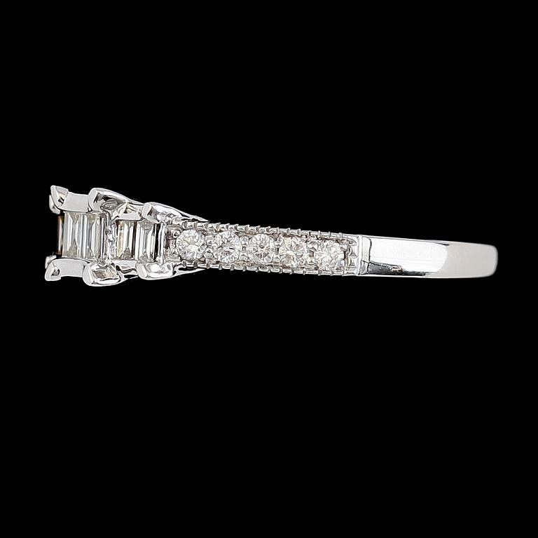 RING, 10K vitguld, baguett- och briljantslipade diamanter tot ca 0.48 ct. Vikt ca 2 g.