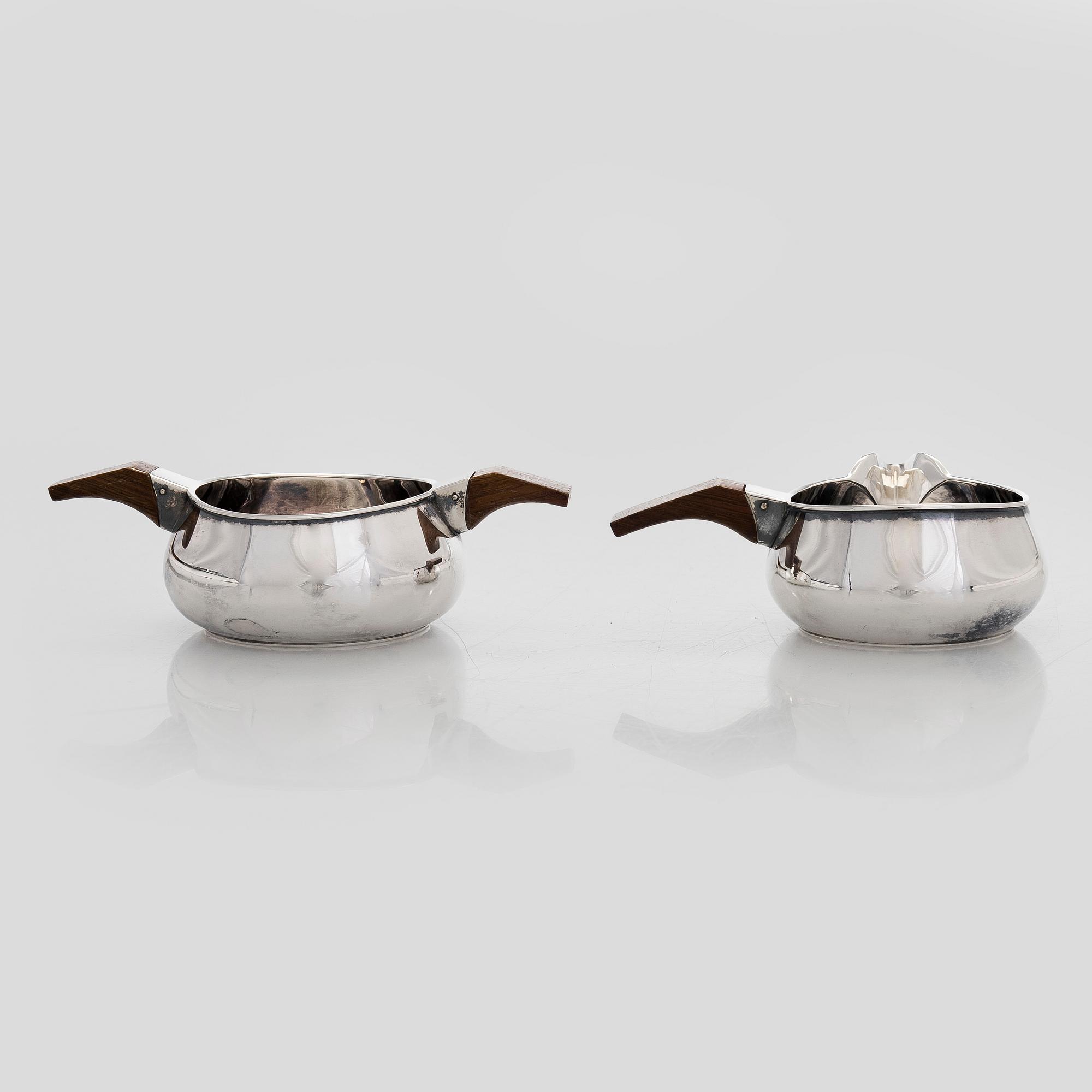 Anna-Greta Eker, Sokerikko ja kermakko, hopeaa ja mahonkia, Auran Kultaseppä oy, Turku 1963.