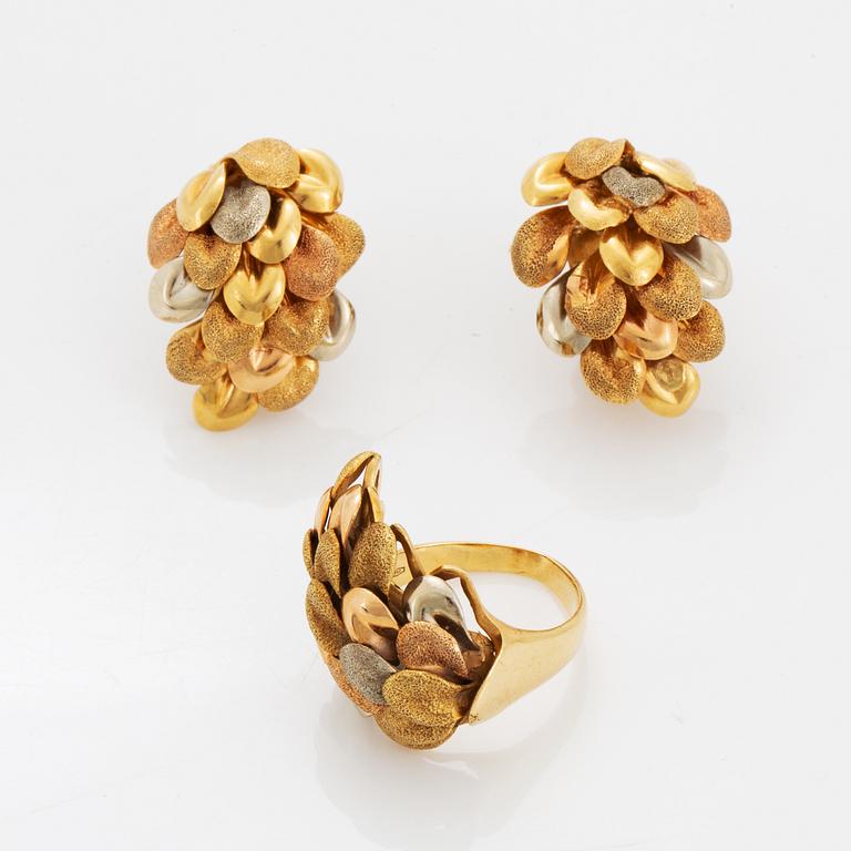 Örhängen samt ring. 18K guld. Italien.