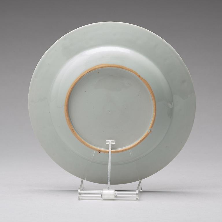 TALLRIK samt KOPP med FAT, vapenporslin. Qingdynastin, Qianlong (1736-95).