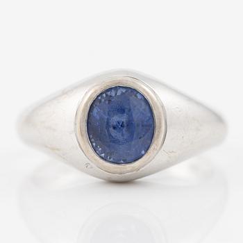 Ring in 18K white gold set with an oval-cut sapphire, approximately 1.50 ct.
