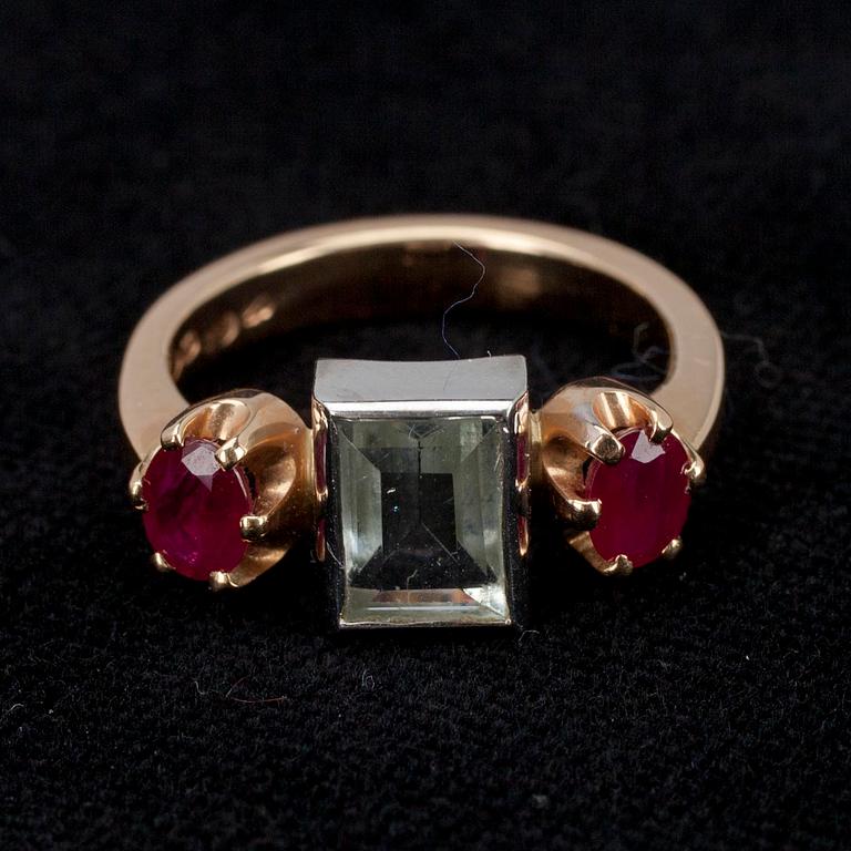 SORMUS, kultaa 14K, akvamariini 1,41 ct, 2 rubiinia 0,39 ct ja 0,40 ct. Kultasarvi, Turku 2008. Todistus.