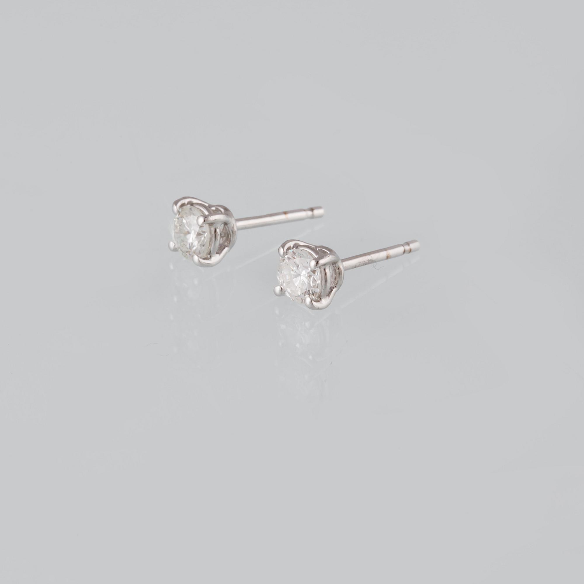ÖRHÄNGEN, 18K vitguld med briljantslipade diamanter ca 0.67 ct. Vikt 1,6 gram.