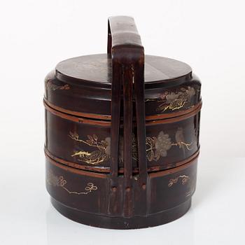 A Chinese lacquer food container, 20th century.