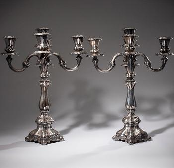 KANDELABRAR, ett par, silver, Kultakeskus, Tavastehus 1961. Kandelaberdelens vikt ca 1450 g.