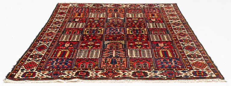 A semi-antique Chahar Mahal/Bakhtiari carpet, ca 302 x 210-216 cm.