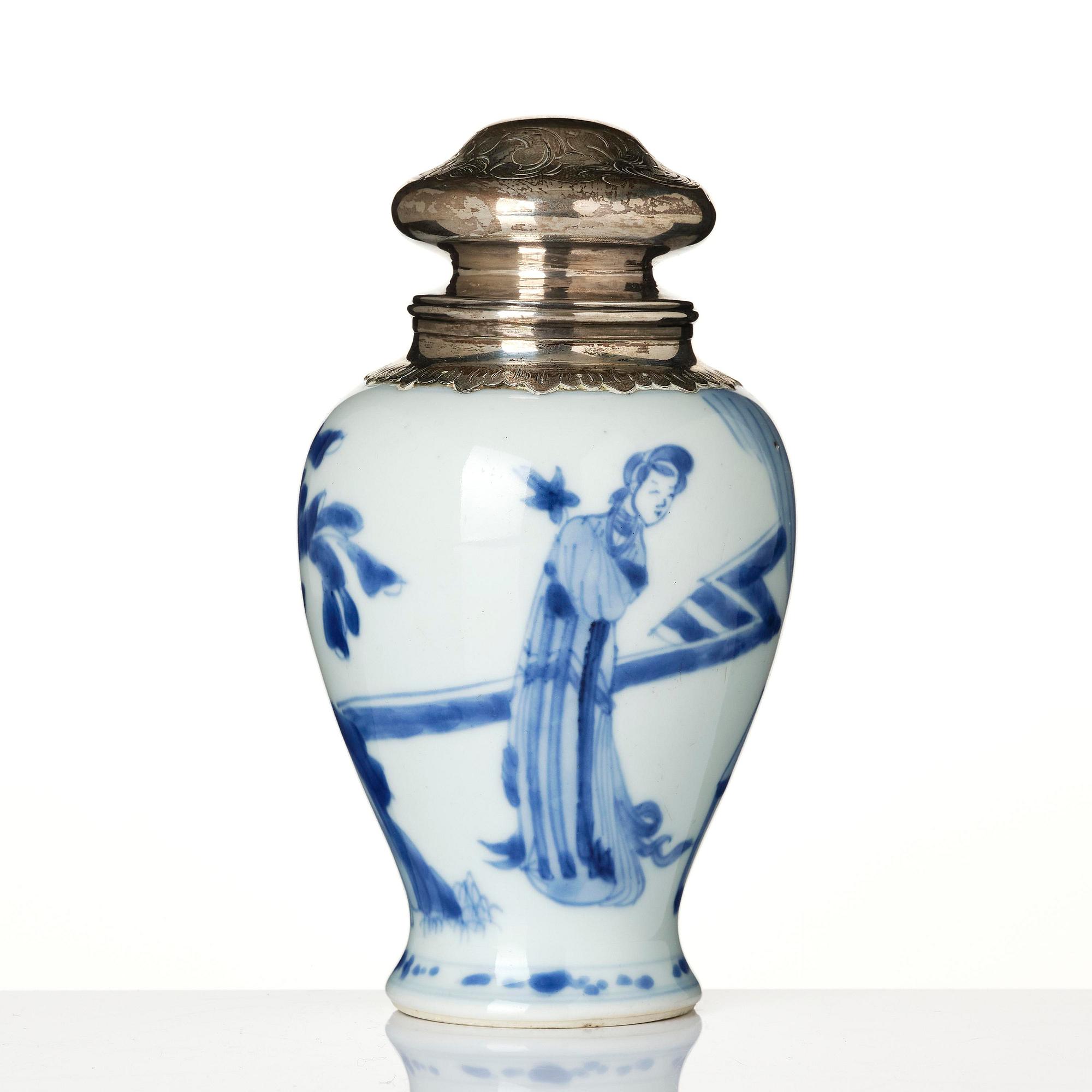 A blue and white tea caddy with silver mount, Qing dynasty, Kangxi (1662-1722).