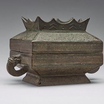 A bronze box with cover, Late Qing dynasty.