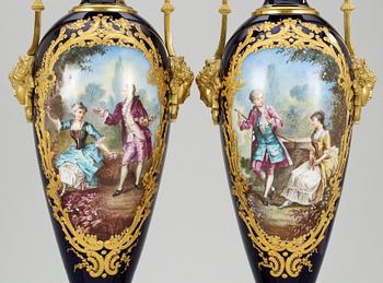 BORDSLAMPOR, ett par, porslin o förg brons. Sèvres-liknande märke. Louis XVI-stil. Målarsign. H.Bituvin.