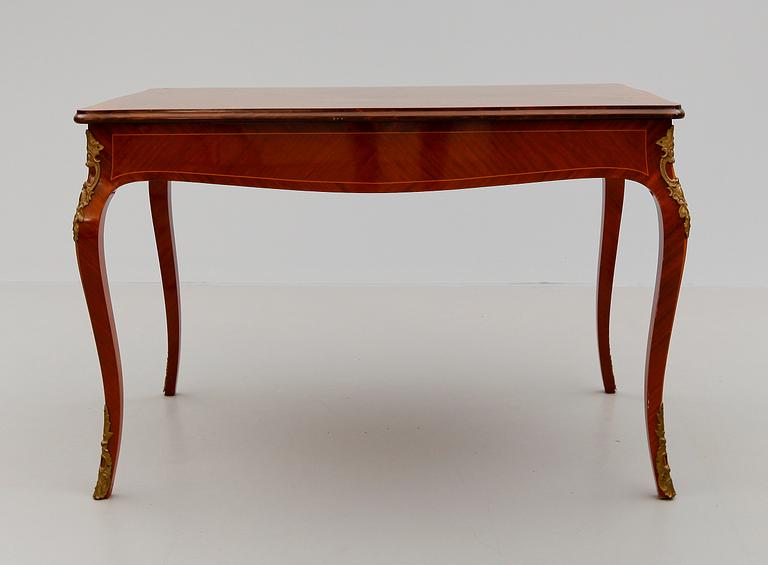 SKRIVBORD, rokokostil, 1900-talets andra hälft.
