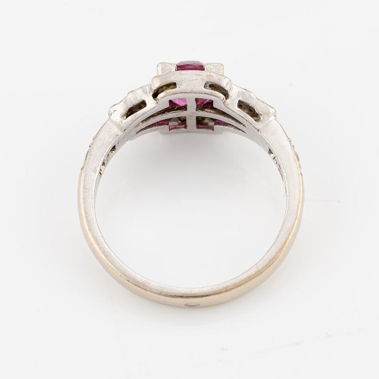 Ring in 18K white gold with a faceted ruby and round brilliant-cut diamonds.