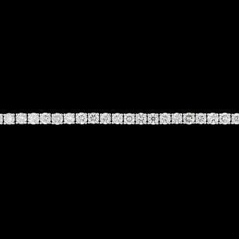 1346. ARMBAND, 18k vitguld med briljantslipade diamanter, totalt 5.61 ct. Vikt 12 g.
