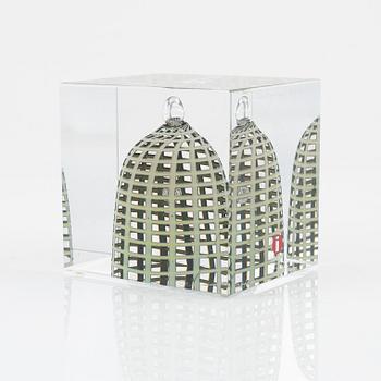 Oiva Toikka, annual glass cube 2002, signed Oiva Toikka, Nuutajärvi 2002, 408/2000.