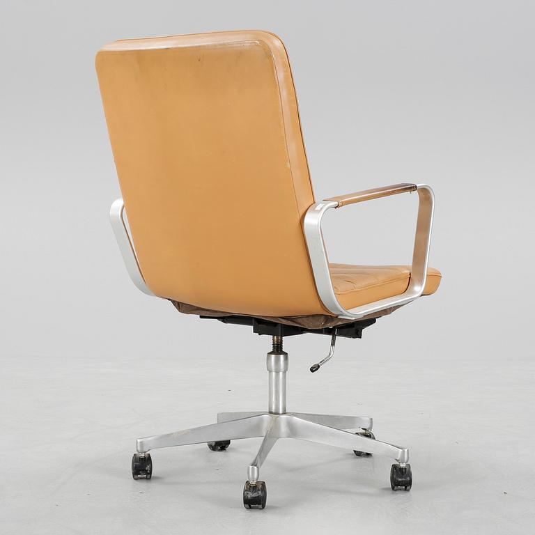 SKRIVBORDSSTOL, märkt RM, 1900-talets andra hälft.