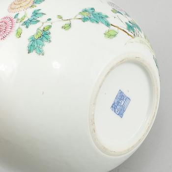 VAS, porslin, Kina, 1900-tal/modern tillverkning.