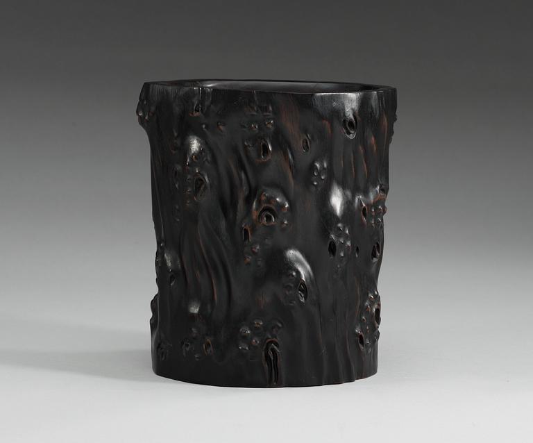 A Zitan brush pot, late Qing dynasty.