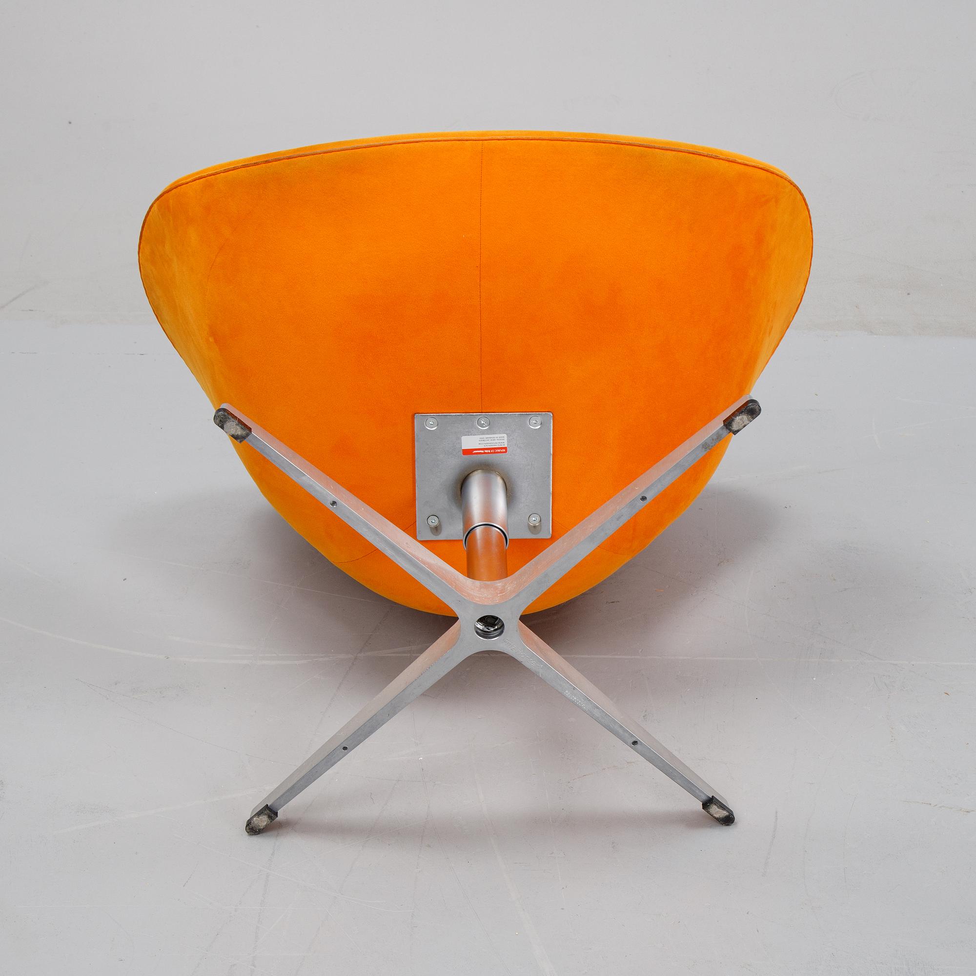 Arne Jacobsen, fåtölj, "Svanen", Fritz Hansen, Danmark, daterad 2005.