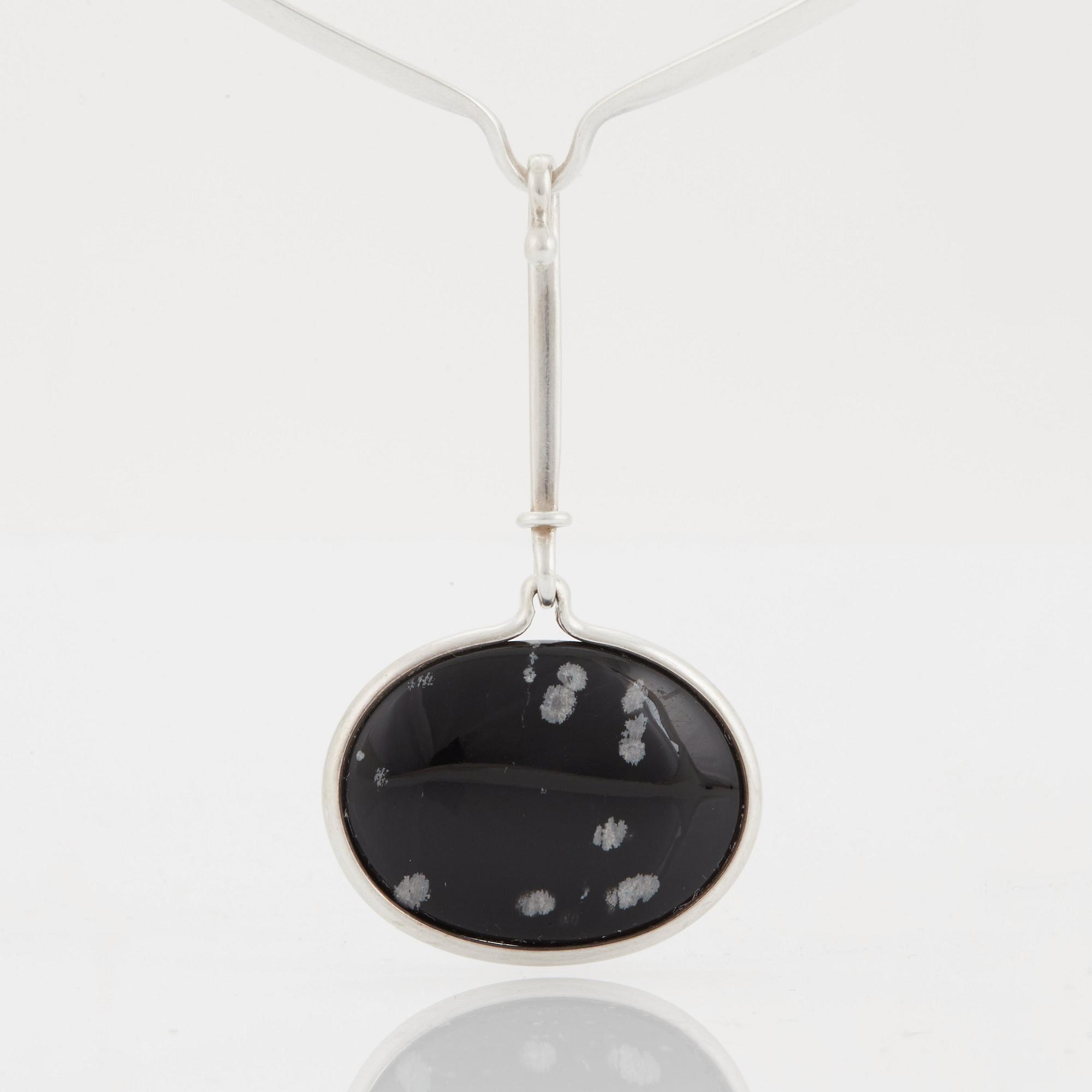 Vivianna Torun Bülow-Hübe, halsring med två hängen, egen verkstad, 
1980-90-tal, sterling.