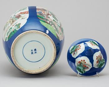 URNA MED LOCK, porslin. Kangxi-stil.