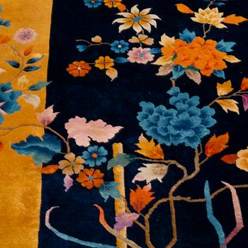 MATTO, China, ca 358,5-361,5 x 362 cm (as well as 2 cm flat weave at the ends).