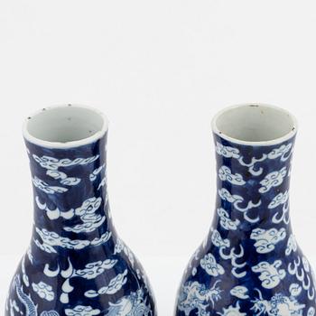 A pair of blue and white vases, China, late Qing dynasty, around 1900.