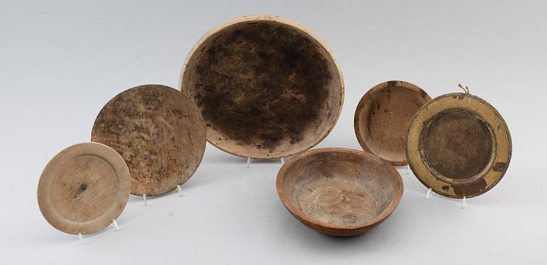 TALLRIKAR OCH SKÅLAR, 6 st, trä, 1700-/1800-tal.