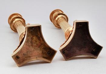 LJUSSTAKAR, 1 par. förgylld brons, senempire, 1800-talets första hälft.