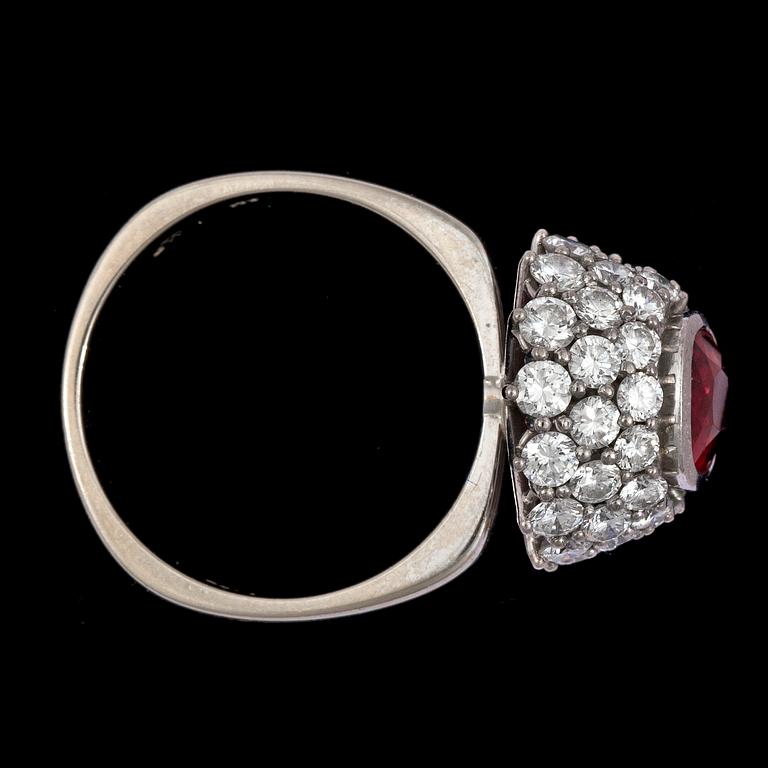 RING, oval fasettslipad rubin samt briljantslipade diamanter.