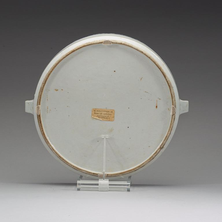 A large armorial hot water dish, Qing dynasty, Jiaqing (1796-1820).