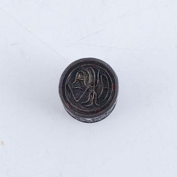 Sigilldosa med lock, silver, Kina, sen Qingdynasti/omkring 1900. Signerad.