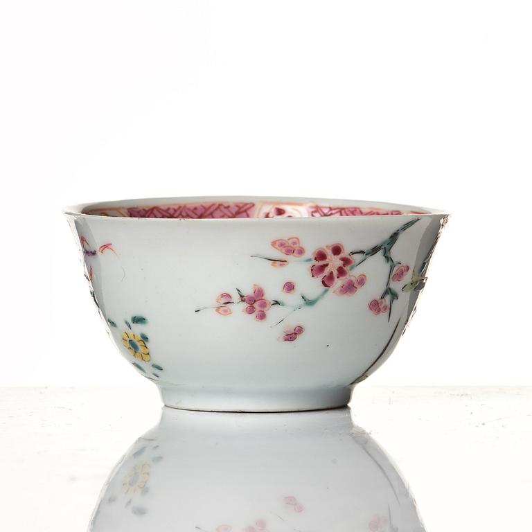 Tekanna med kopp och fat, porslin. Qingdynastin, 1700-tal.