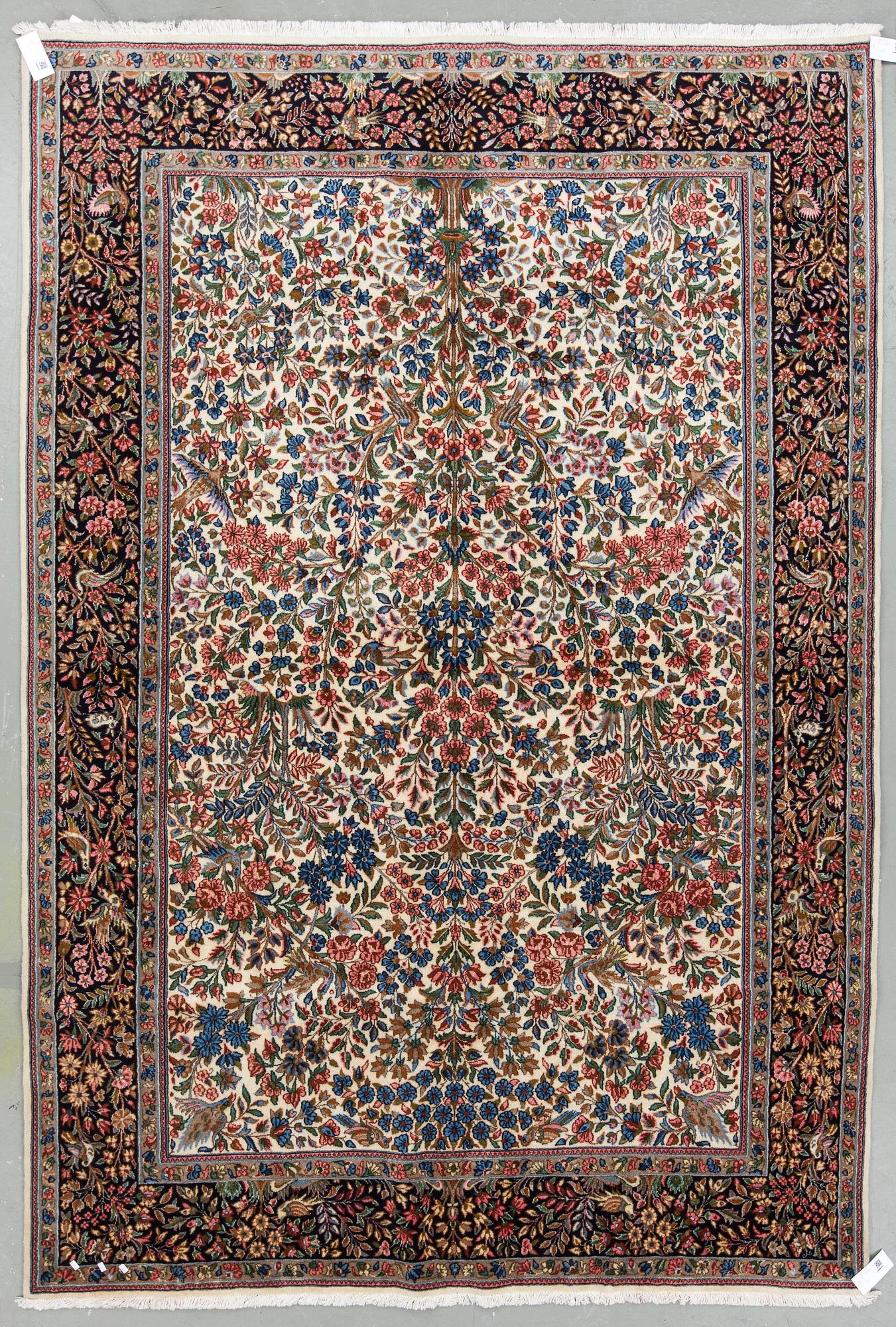MATTA, sannolikt Kirman Ravar. Ca 265x180 cm.