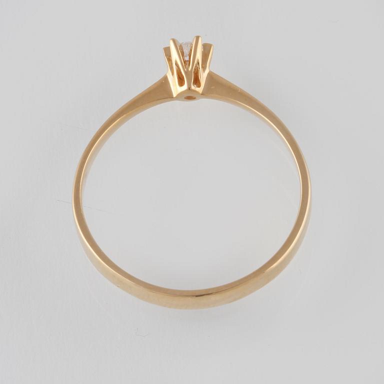 RING, 18K guld med briljantslipad diamant 0.08 ct, kattfotstämplad. Vikt 2,3 gram.