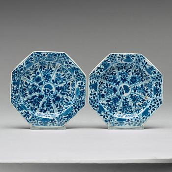 A pair of blue and white cups with stands, Qing dynasty, Kangxi (1662-1722).