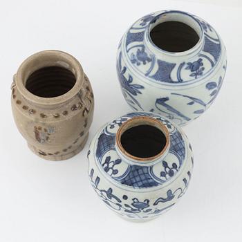 Urnor, 5 st, porslin och keramik, Kina, Mingdynastin (1368-1644).