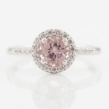 Ring in 18K gold with a faceted morganite and round brilliant-cut diamonds.