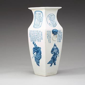 A blue and white vase, late Qing dynasty.