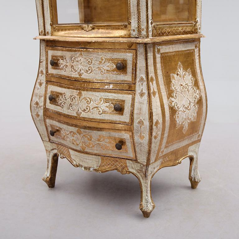 VITRINSKÅP, rokokostil, 1900-talets andra hälft.